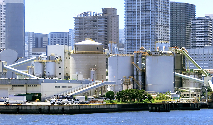 東京菱光コンクリート（海から臨む）